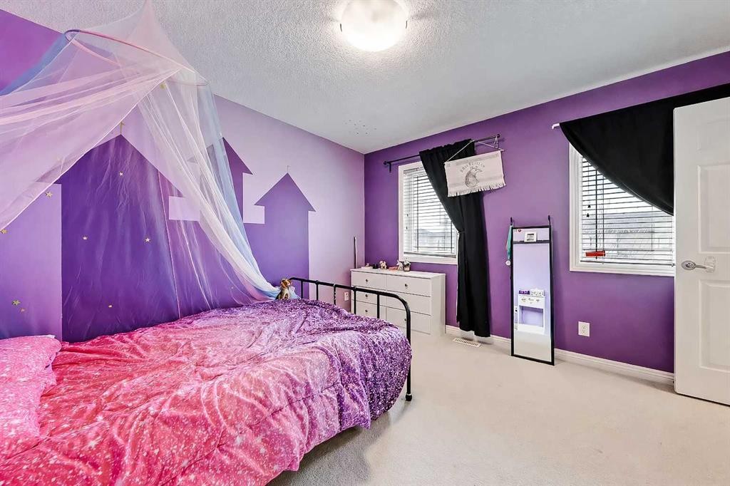 196 Hawkmere Way, Chestermere, AB - Indoor Photo Showing Bedroom