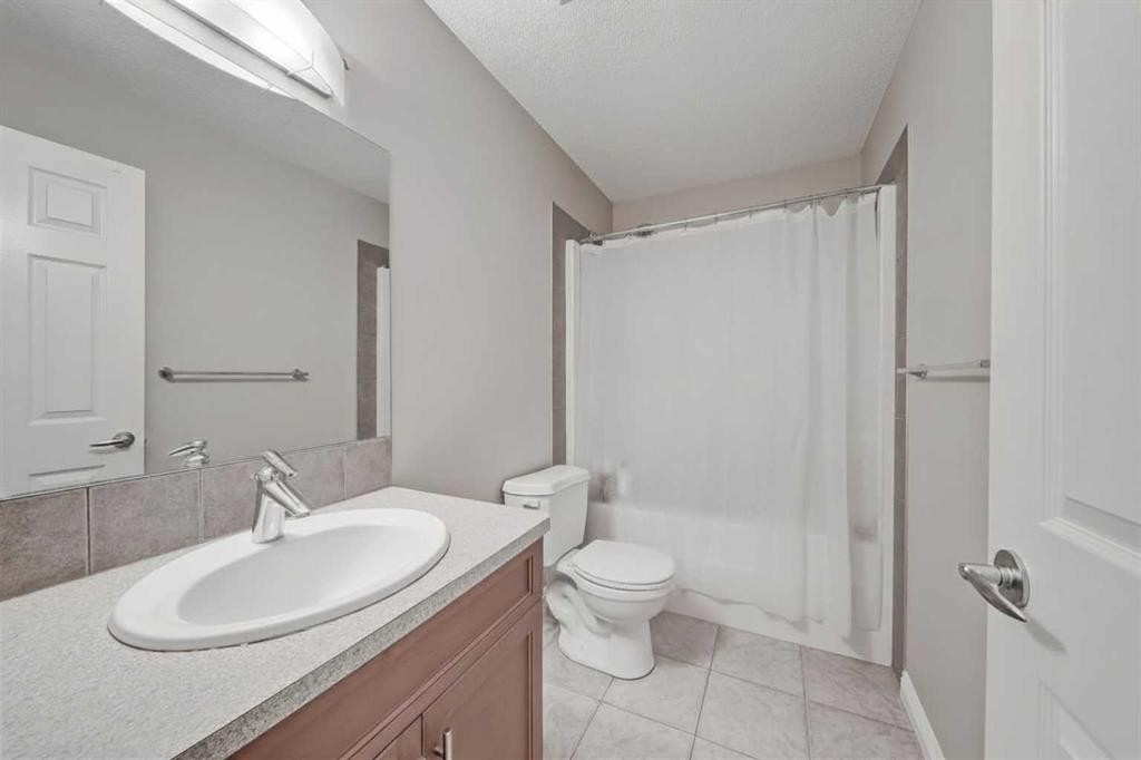 196 Hawkmere Way, Chestermere, AB - Indoor Photo Showing Bathroom