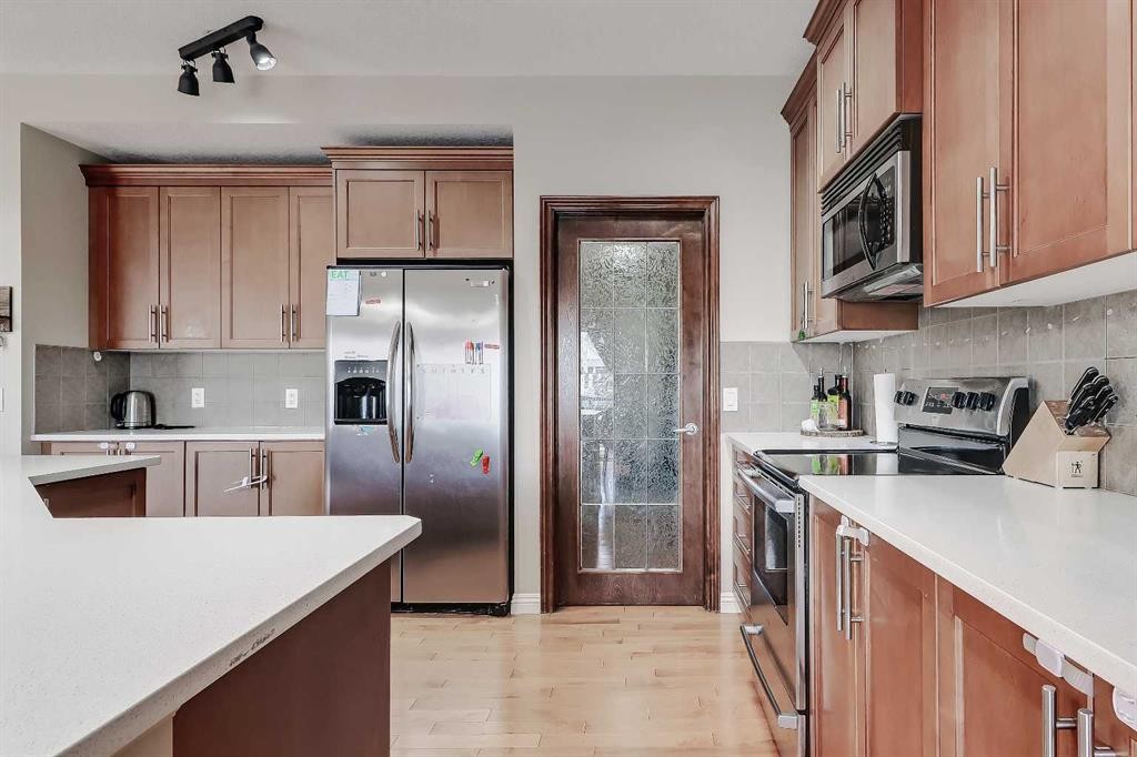 196 Hawkmere Way, Chestermere, AB - Indoor Photo Showing Kitchen