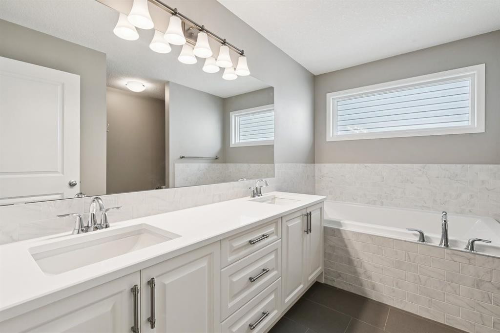 80 Brightoncrest Point Se, Calgary, AB - Indoor Photo Showing Bathroom