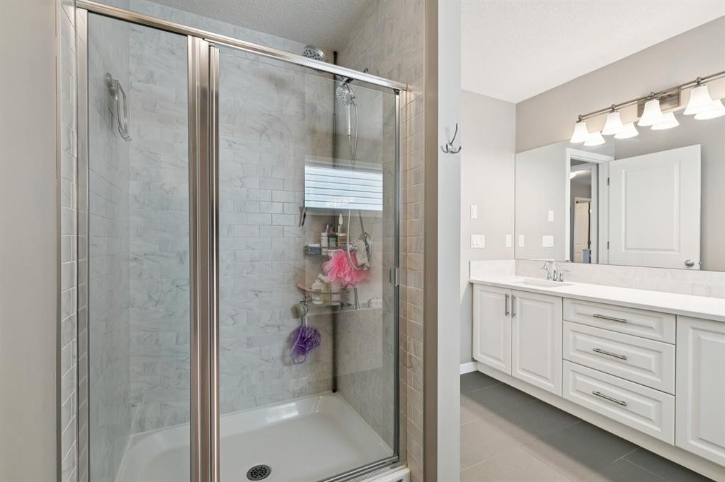 80 Brightoncrest Point Se, Calgary, AB - Indoor Photo Showing Bathroom