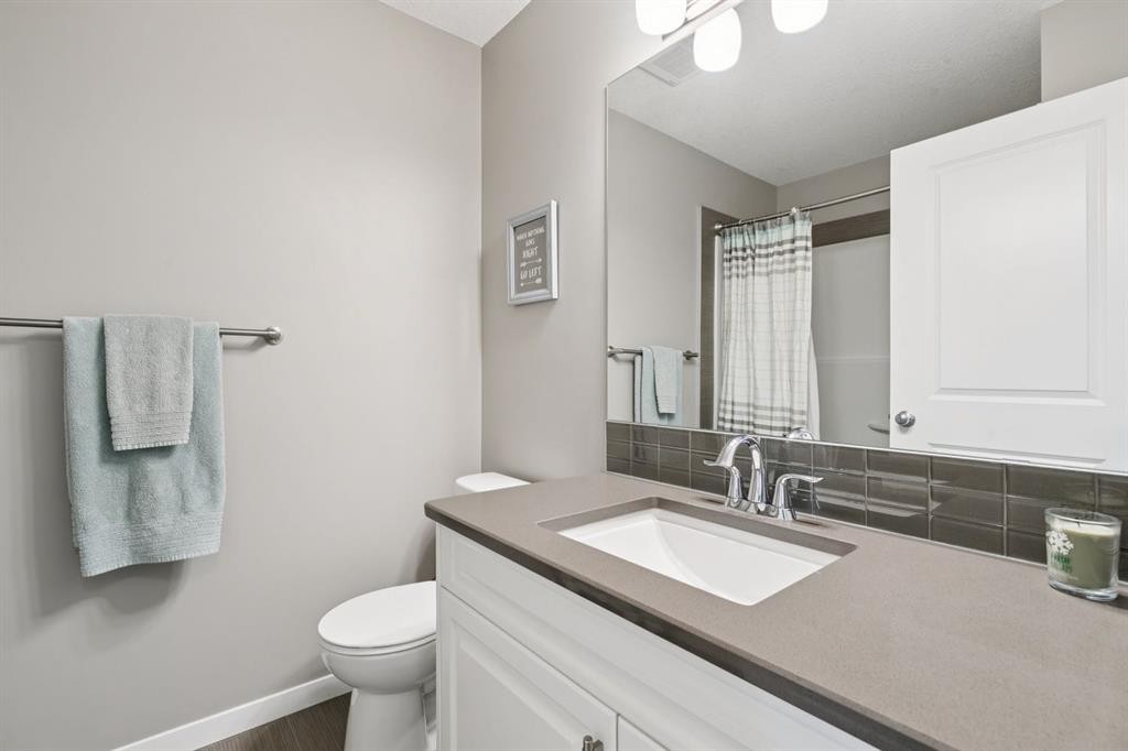 80 Brightoncrest Point Se, Calgary, AB - Indoor Photo Showing Bathroom