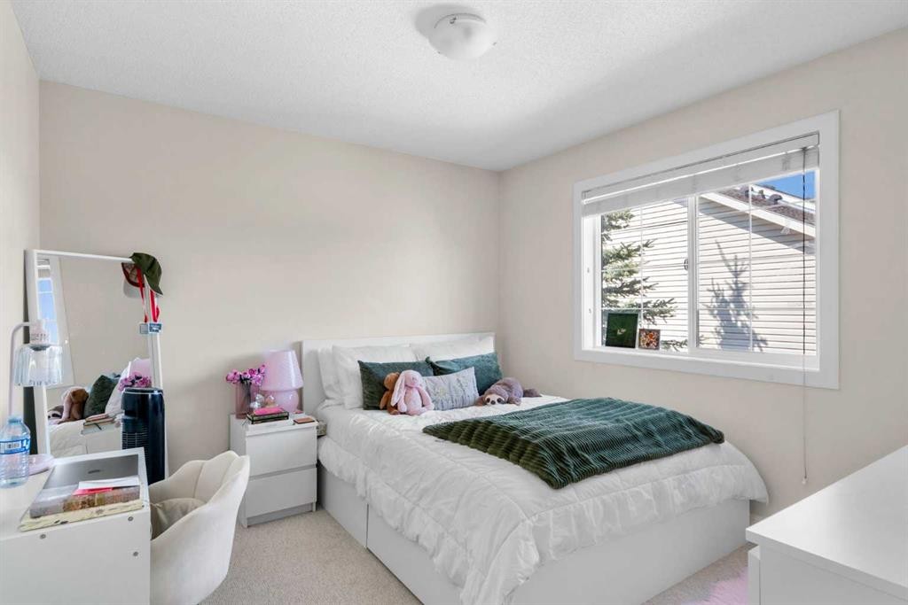 89 Pantego Lane Nw, Calgary, AB - Indoor Photo Showing Bedroom