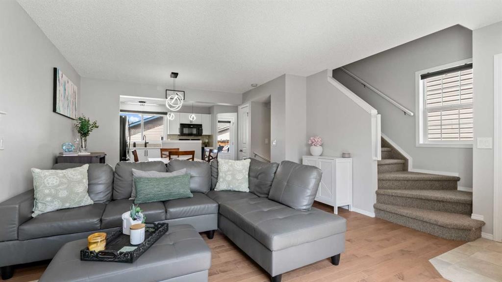 95 Elgin Meadows View Se, Calgary, AB - Indoor Photo Showing Living Room