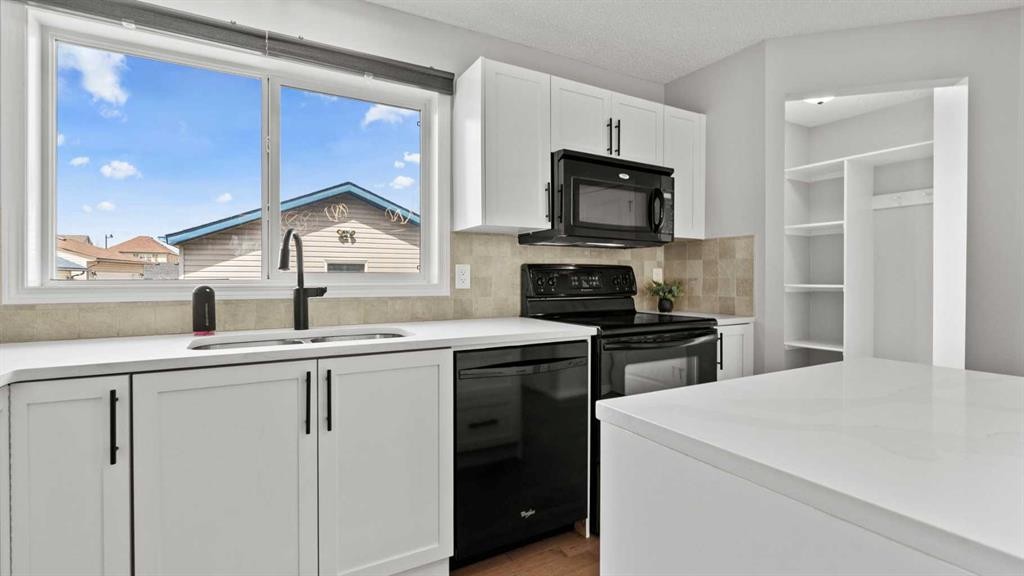 95 Elgin Meadows View Se, Calgary, AB - Indoor Photo Showing Kitchen With Double Sink
