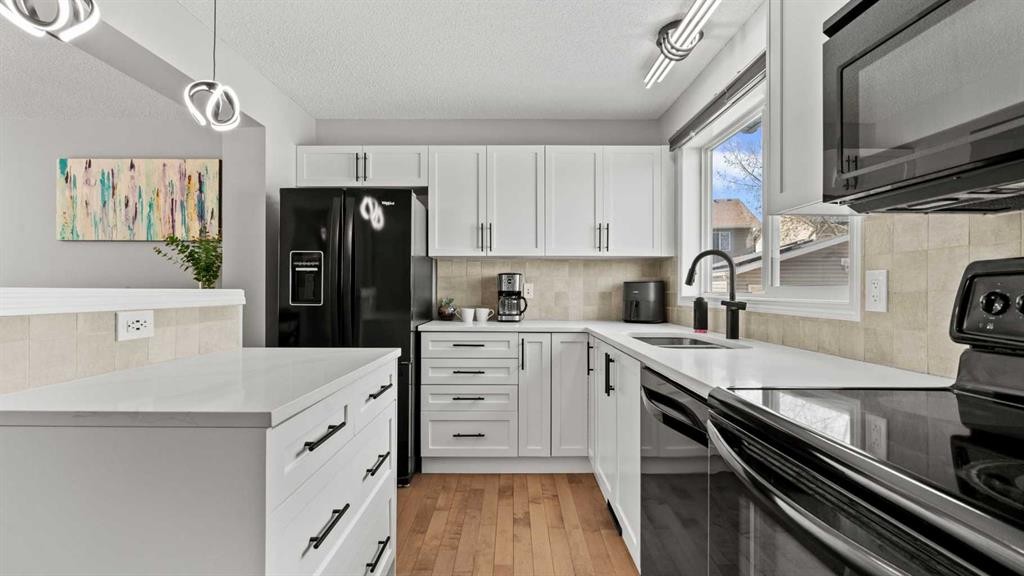 95 Elgin Meadows View Se, Calgary, AB - Indoor Photo Showing Kitchen With Double Sink