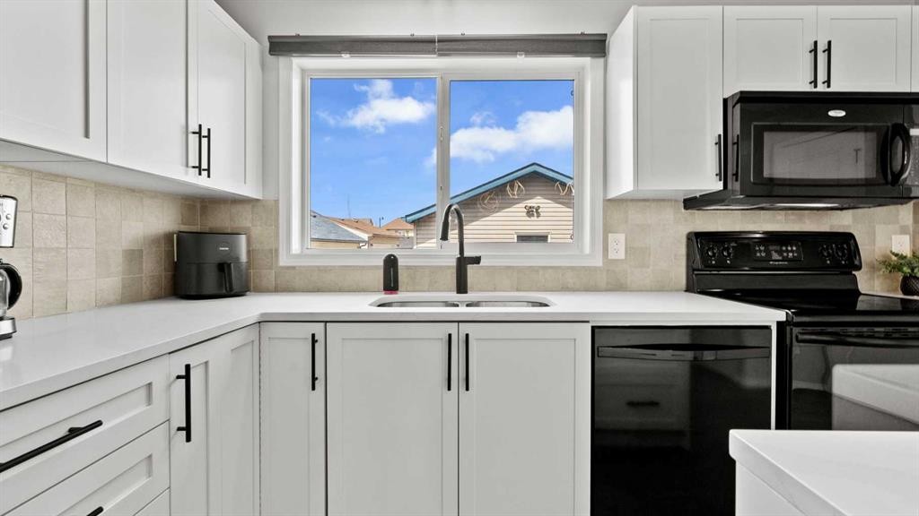 95 Elgin Meadows View Se, Calgary, AB - Indoor Photo Showing Kitchen With Double Sink