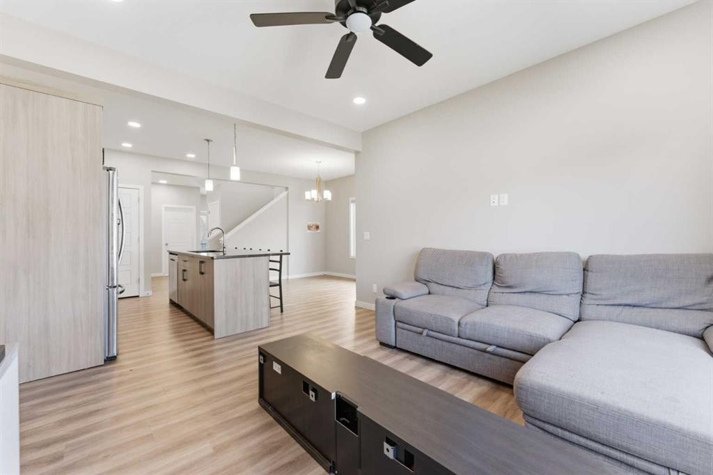 132 Highview Gate Se, Airdrie, AB - Indoor Photo Showing Living Room