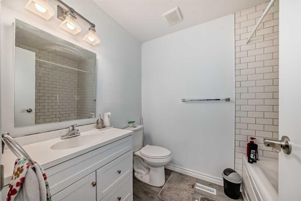 365 Whitlock Way Ne, Calgary, AB - Indoor Photo Showing Bathroom