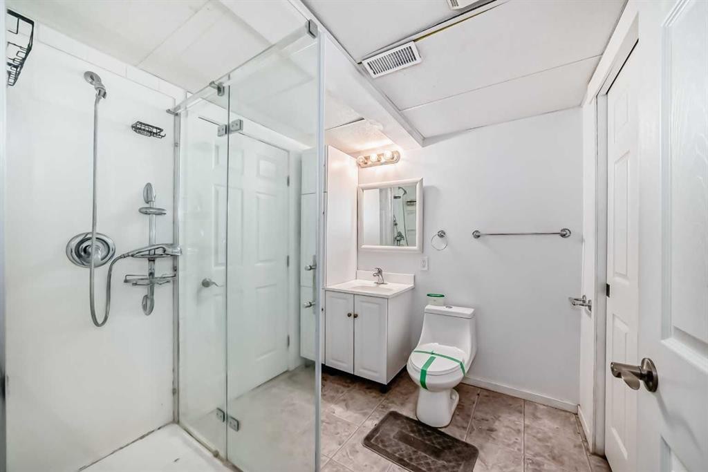 365 Whitlock Way Ne, Calgary, AB - Indoor Photo Showing Bathroom