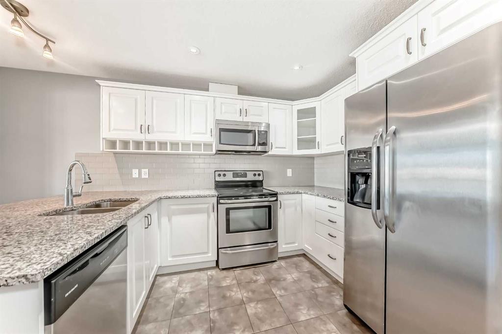 147 Windford Crescent Sw, Airdrie, AB - Indoor Photo Showing Kitchen With Double Sink With Upgraded Kitchen