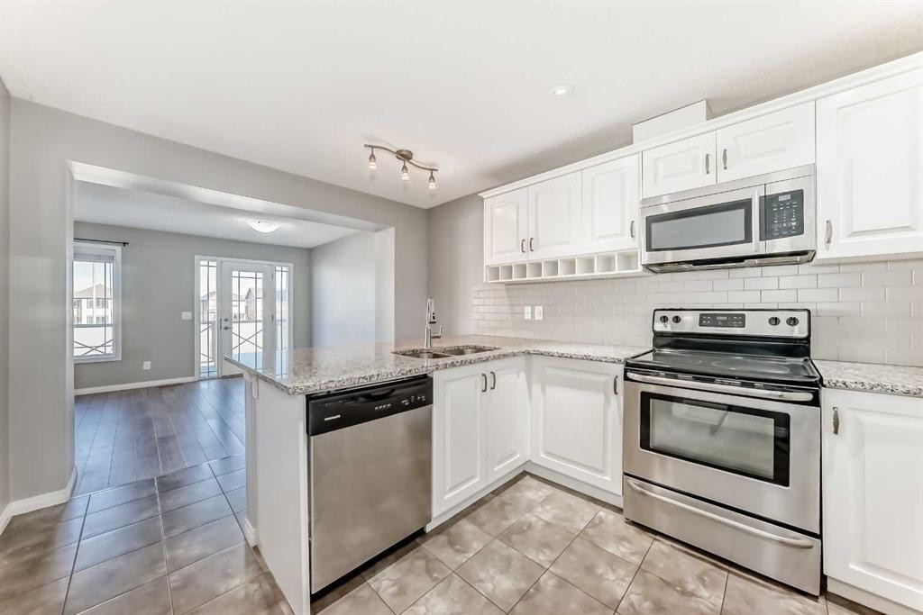 147 Windford Crescent Sw, Airdrie, AB - Indoor Photo Showing Kitchen With Upgraded Kitchen