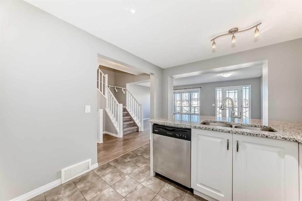 147 Windford Crescent Sw, Airdrie, AB - Indoor Photo Showing Kitchen