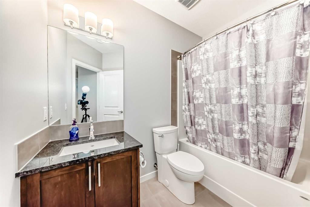 151 Sundown Way, Cochrane, AB - Indoor Photo Showing Bathroom