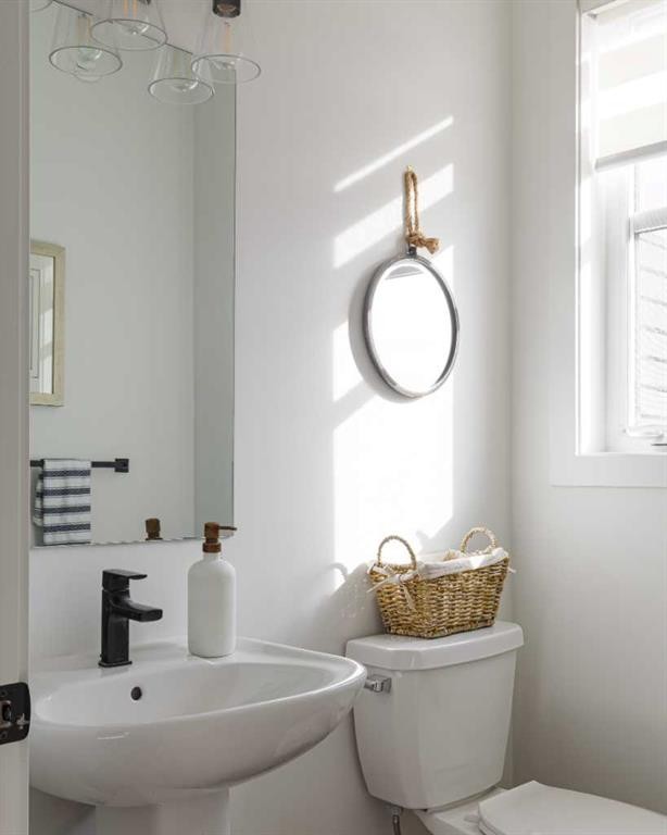 74 Spring Willow Close Sw, Calgary, AB - Indoor Photo Showing Bathroom