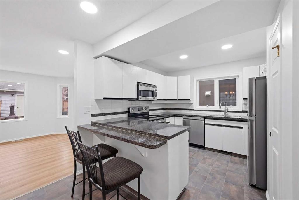924 19 Avenue Nw, Calgary, AB - Indoor Photo Showing Kitchen