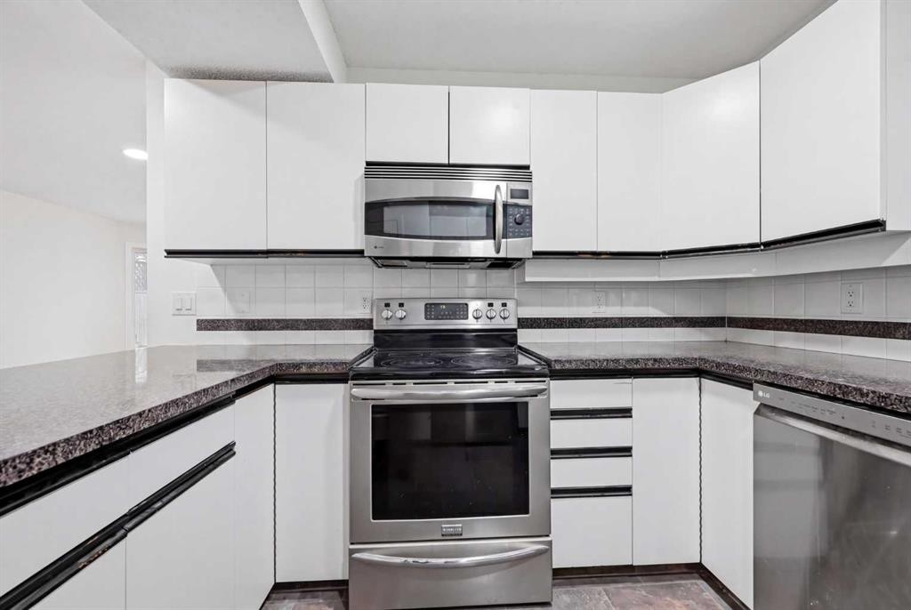 924 19 Avenue Nw, Calgary, AB - Indoor Photo Showing Kitchen