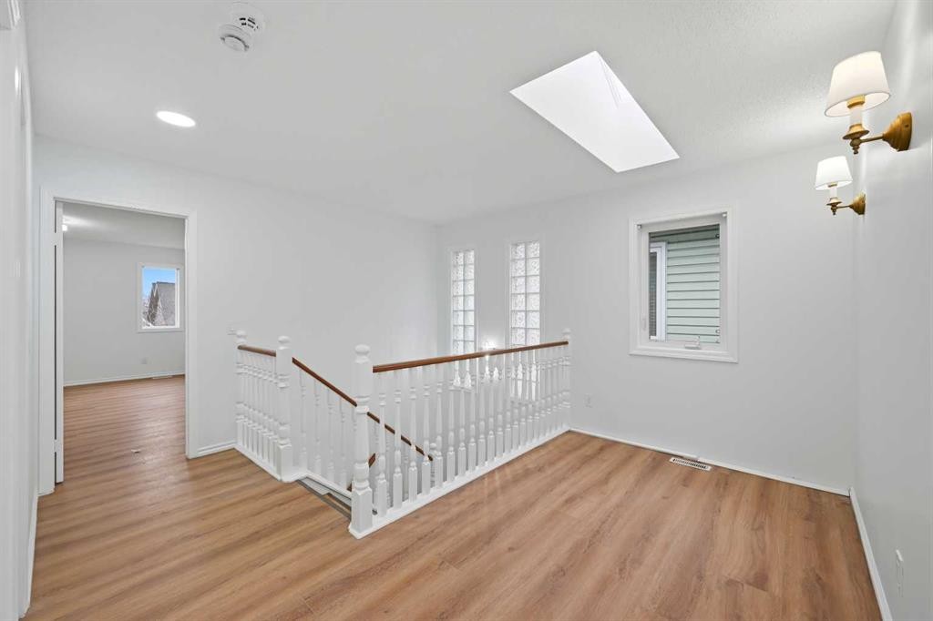 924 19 Avenue Nw, Calgary, AB - Indoor Photo Showing Other Room