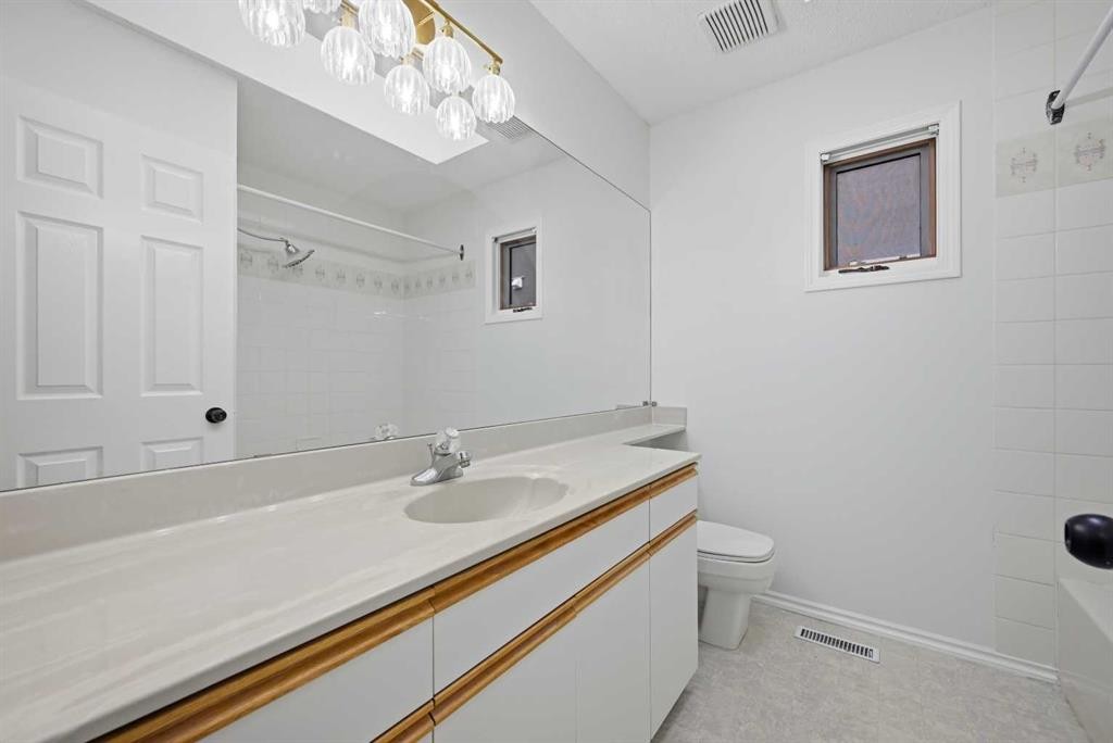 924 19 Avenue Nw, Calgary, AB - Indoor Photo Showing Bathroom
