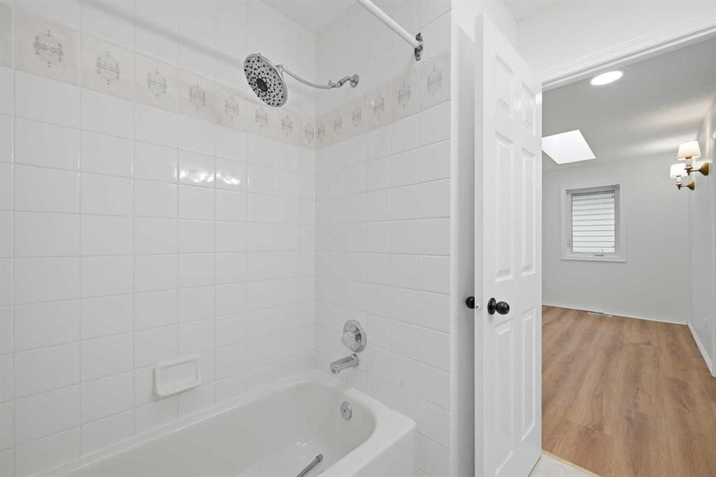 924 19 Avenue Nw, Calgary, AB - Indoor Photo Showing Bathroom