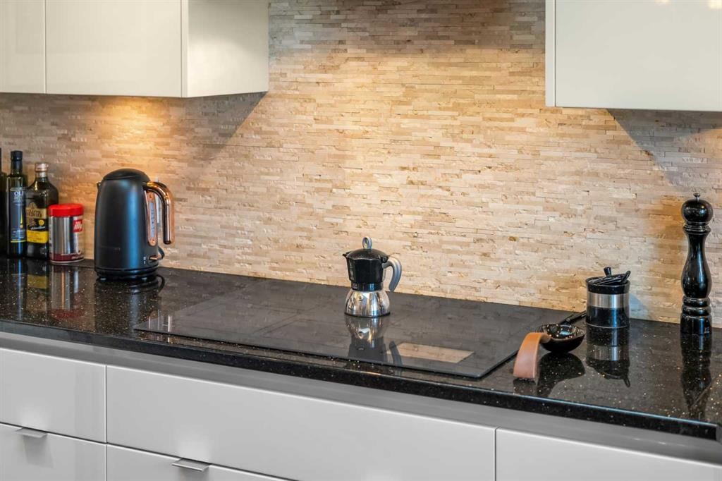 91 Sun Valley Drive Se, Calgary, AB - Indoor Photo Showing Kitchen
