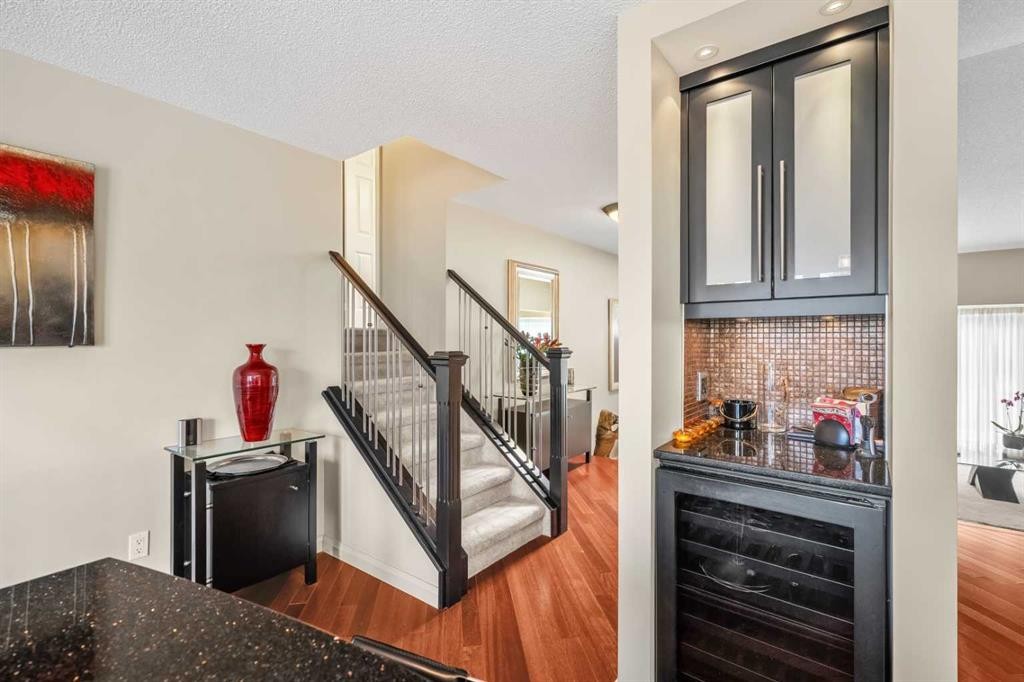 91 Sun Valley Drive Se, Calgary, AB - Indoor Photo Showing Other Room