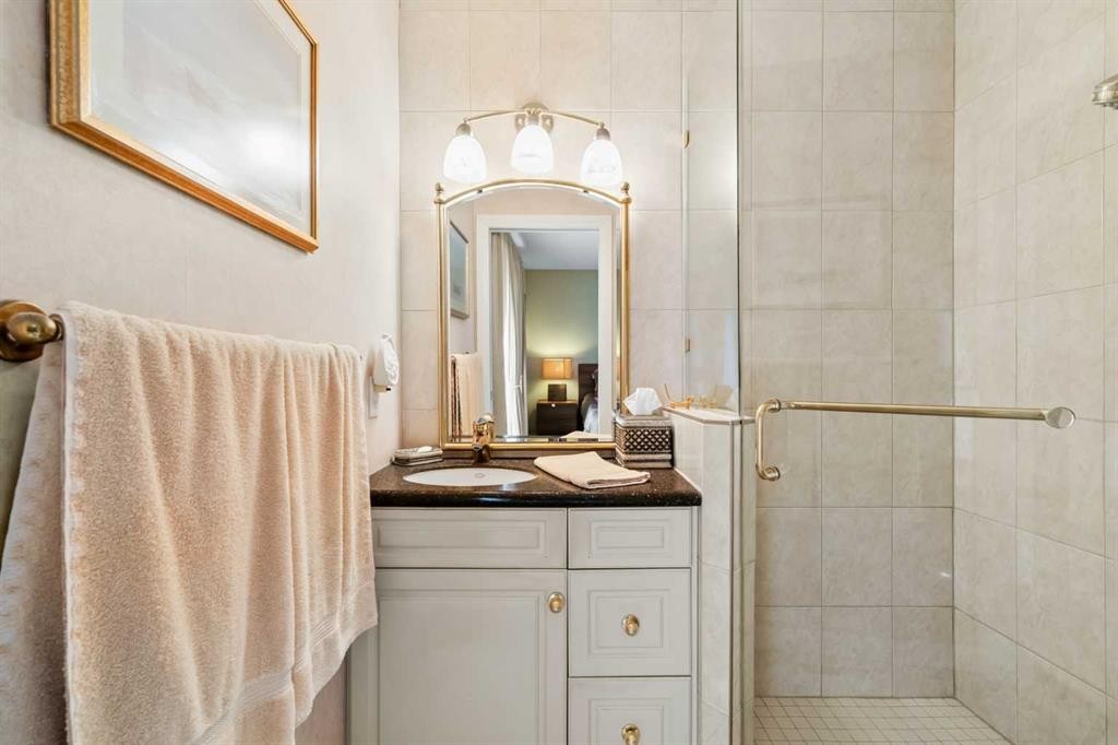 91 Sun Valley Drive Se, Calgary, AB - Indoor Photo Showing Bathroom