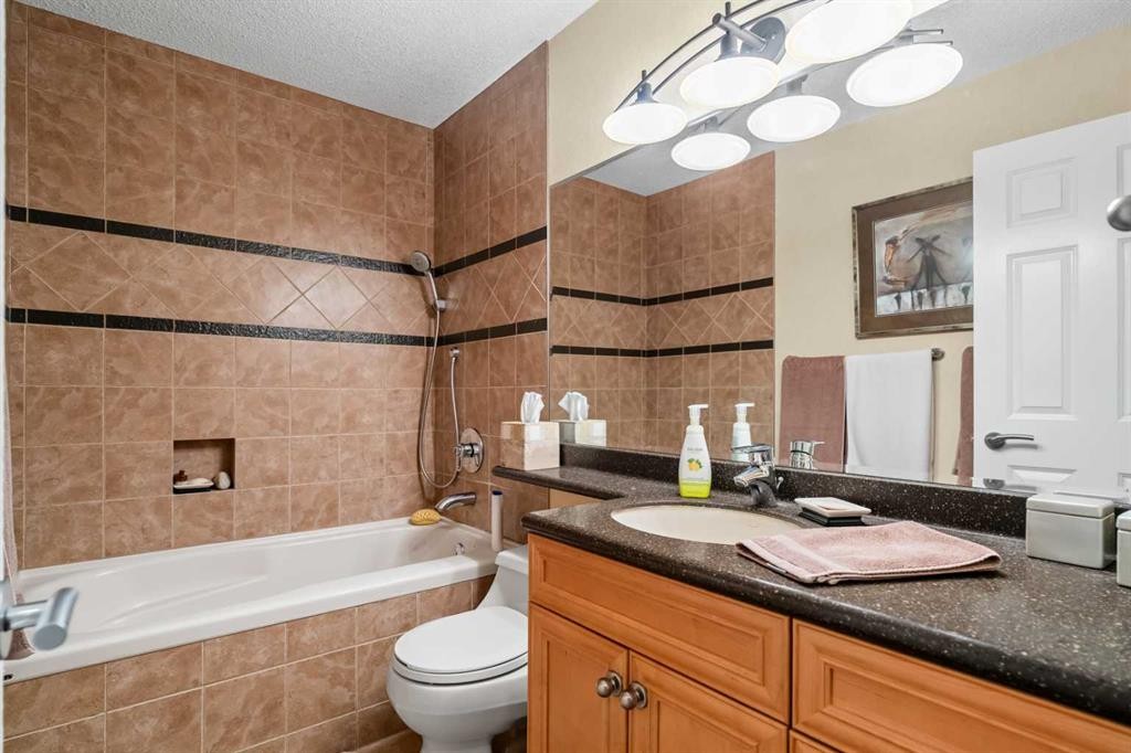 91 Sun Valley Drive Se, Calgary, AB - Indoor Photo Showing Bathroom