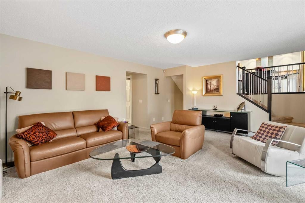 91 Sun Valley Drive Se, Calgary, AB - Indoor Photo Showing Living Room