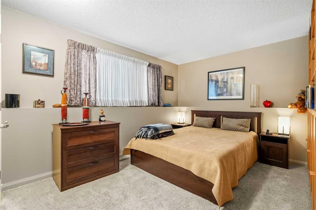 91 Sun Valley Drive Se, Calgary, AB - Indoor Photo Showing Bedroom