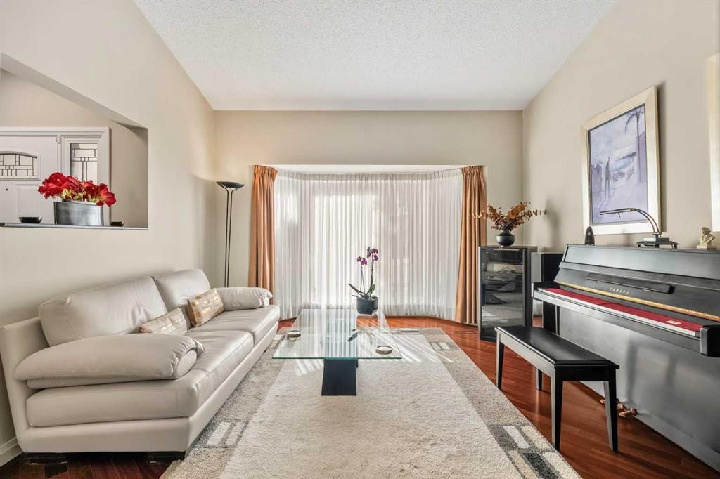 91 Sun Valley Drive Se, Calgary, AB - Indoor Photo Showing Living Room