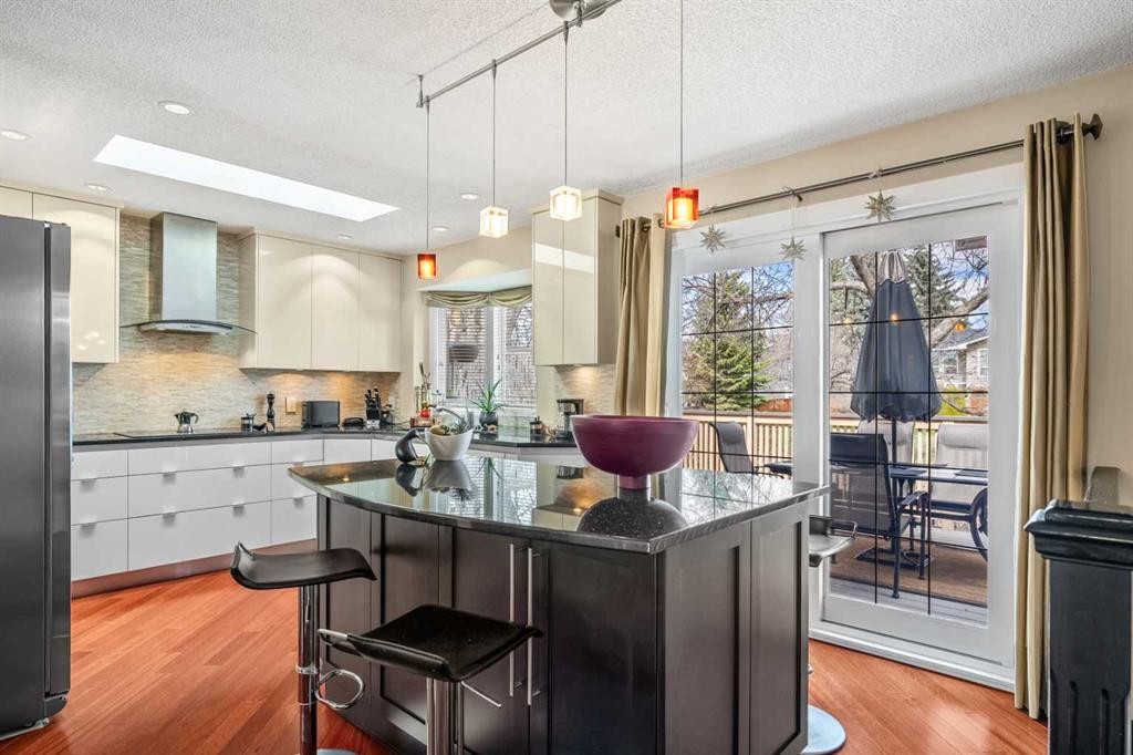 91 Sun Valley Drive Se, Calgary, AB - Indoor Photo Showing Kitchen With Upgraded Kitchen