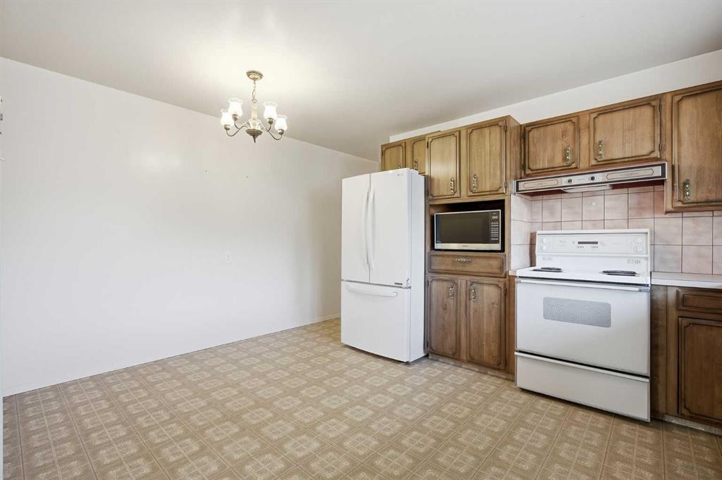 5220 Barron Drive Nw, Calgary, AB - Indoor Photo Showing Kitchen