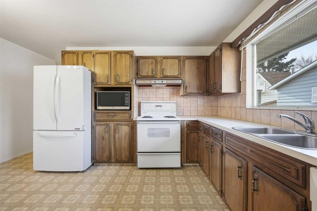 5220 Barron Drive Nw, Calgary, AB - Indoor Photo Showing Kitchen With Double Sink