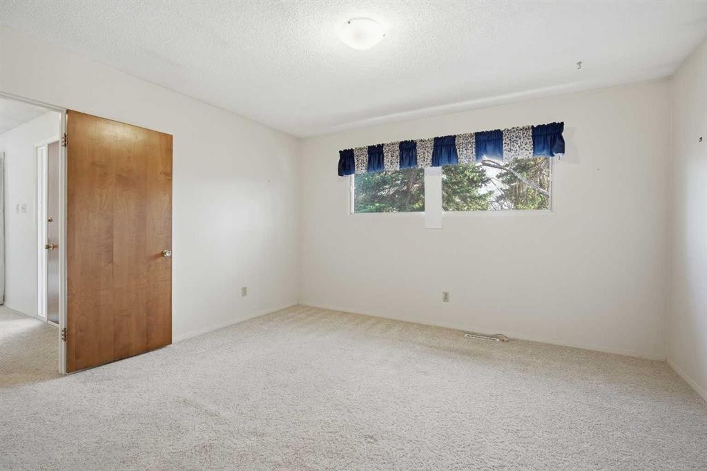 5220 Barron Drive Nw, Calgary, AB - Indoor Photo Showing Other Room