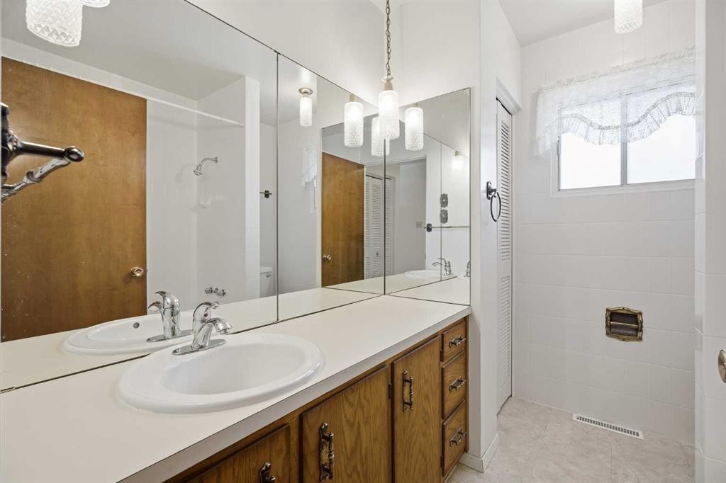 5220 Barron Drive Nw, Calgary, AB - Indoor Photo Showing Bathroom