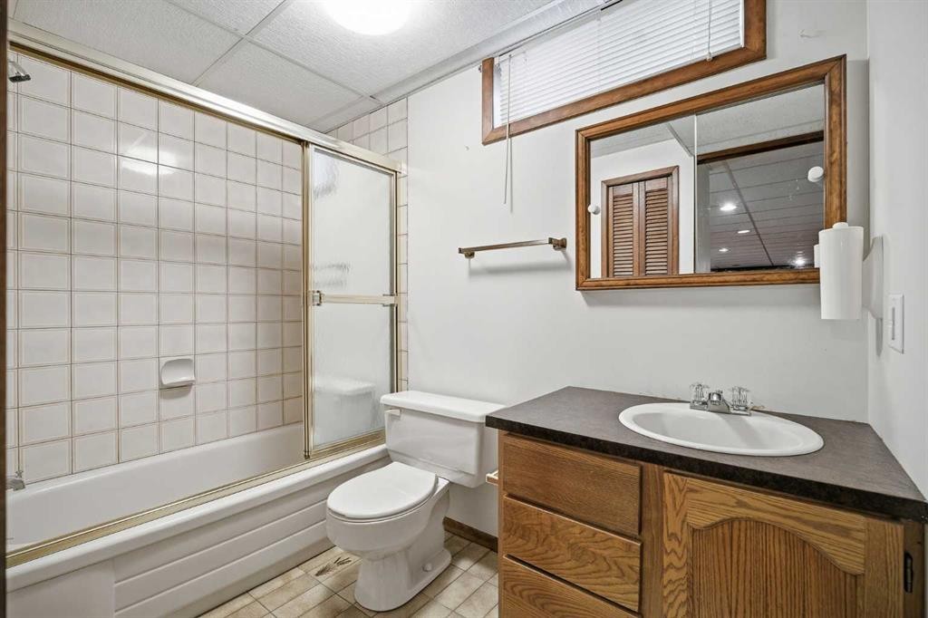 5220 Barron Drive Nw, Calgary, AB - Indoor Photo Showing Bathroom
