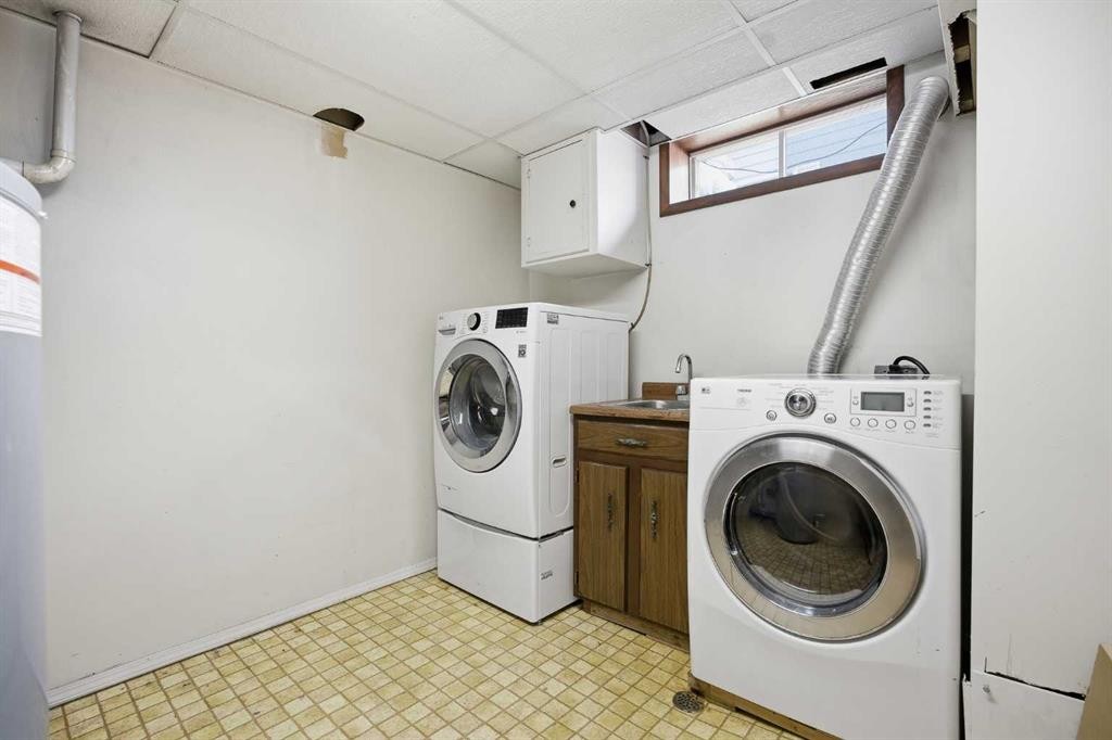 5220 Barron Drive Nw, Calgary, AB - Indoor Photo Showing Laundry Room