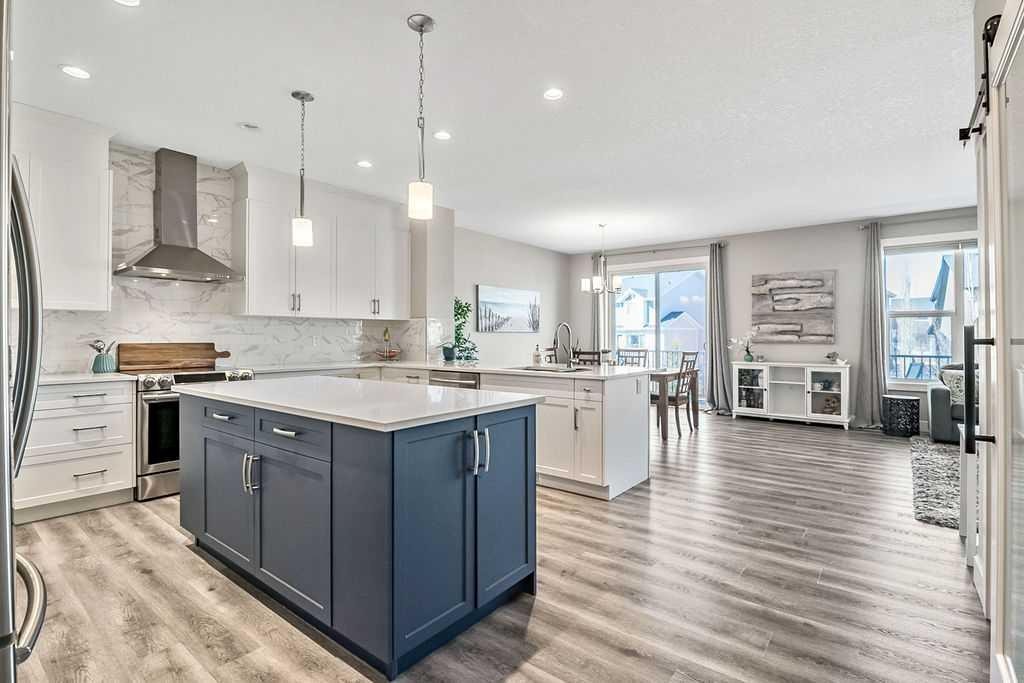 75 Sundown Way, Cochrane, AB - Indoor Photo Showing Kitchen With Upgraded Kitchen