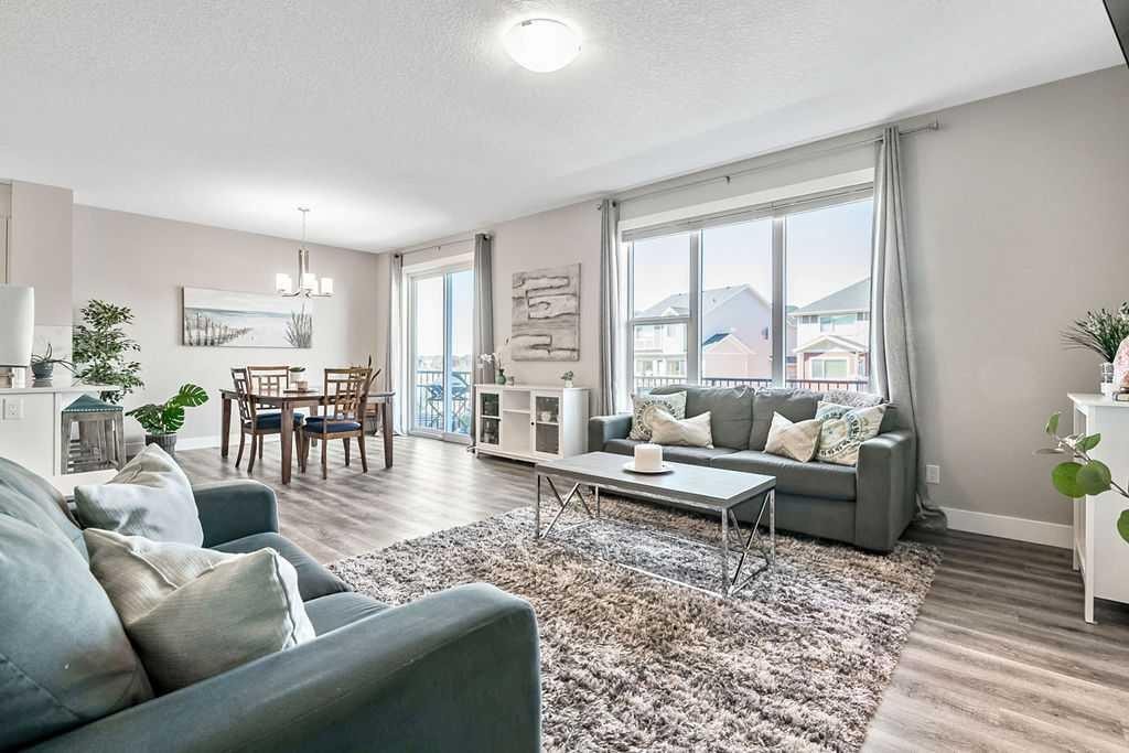 75 Sundown Way, Cochrane, AB - Indoor Photo Showing Living Room