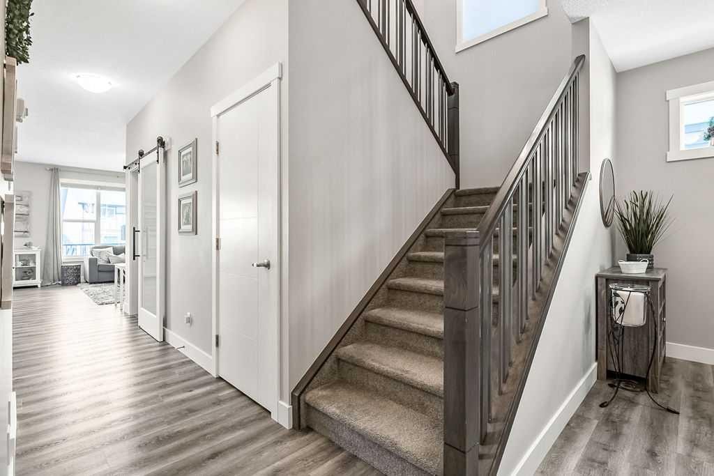 75 Sundown Way, Cochrane, AB - Indoor Photo Showing Other Room