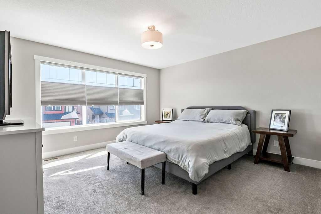 75 Sundown Way, Cochrane, AB - Indoor Photo Showing Bedroom