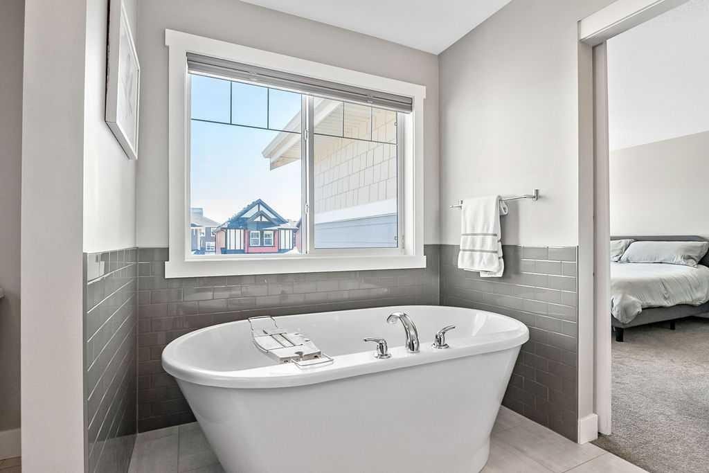 75 Sundown Way, Cochrane, AB - Indoor Photo Showing Bathroom