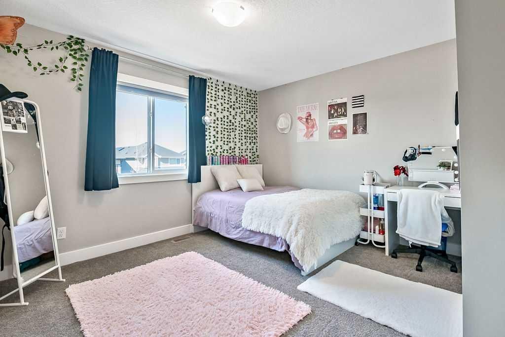75 Sundown Way, Cochrane, AB - Indoor Photo Showing Bedroom