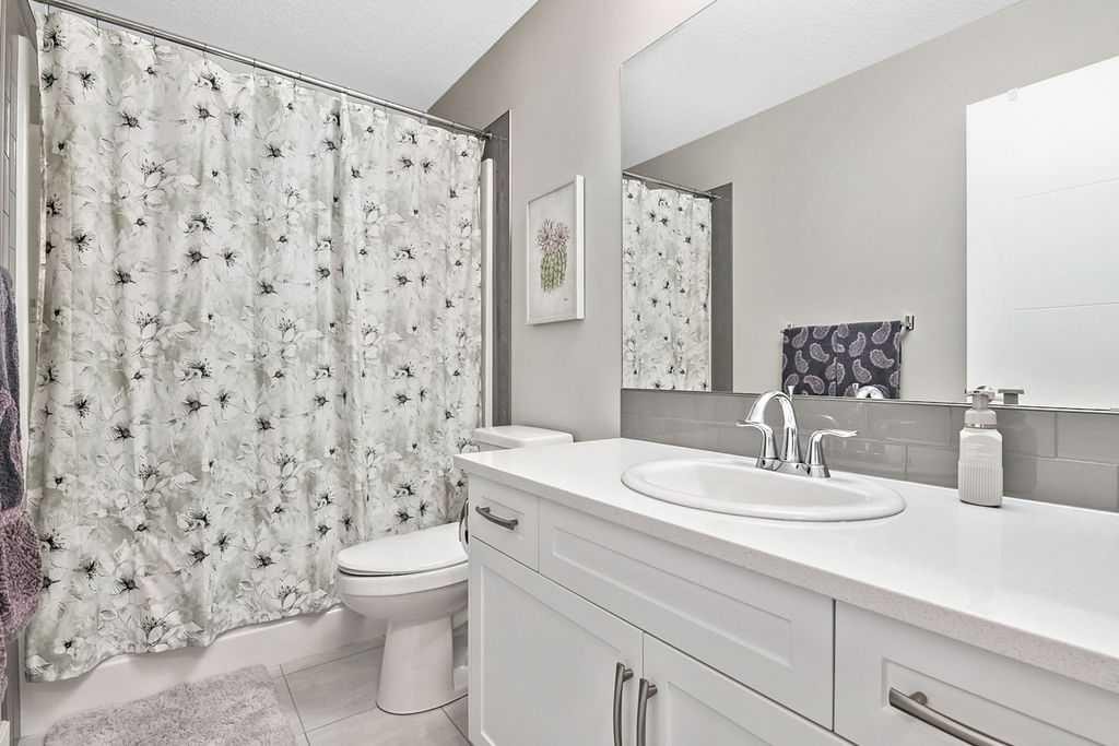 75 Sundown Way, Cochrane, AB - Indoor Photo Showing Bathroom