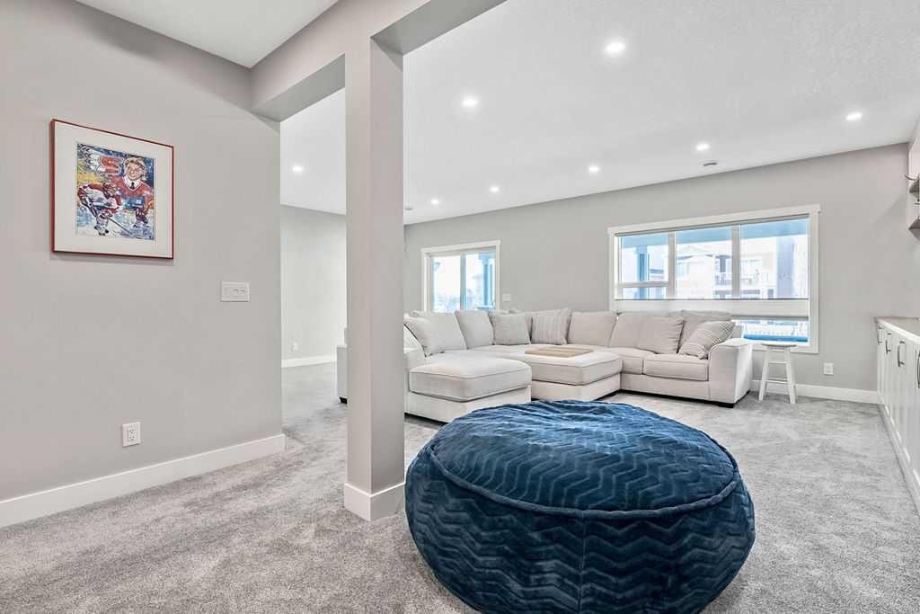 75 Sundown Way, Cochrane, AB - Indoor Photo Showing Living Room