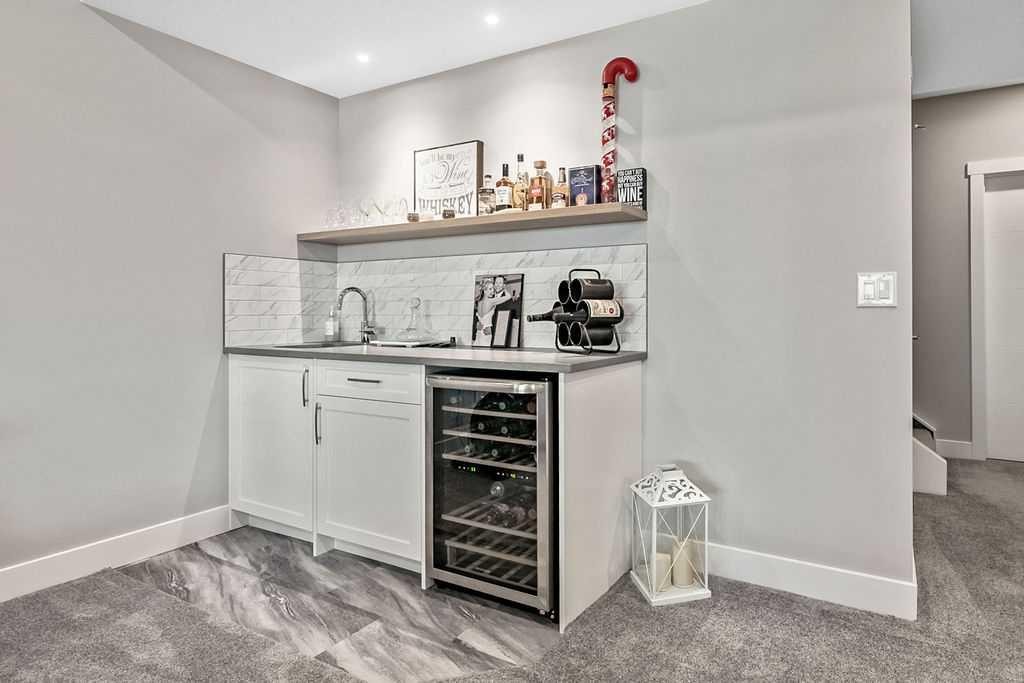75 Sundown Way, Cochrane, AB - Indoor Photo Showing Other Room