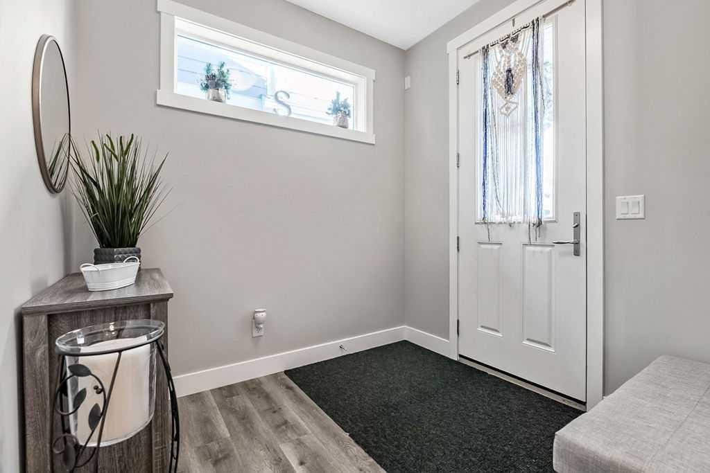 75 Sundown Way, Cochrane, AB - Indoor Photo Showing Other Room