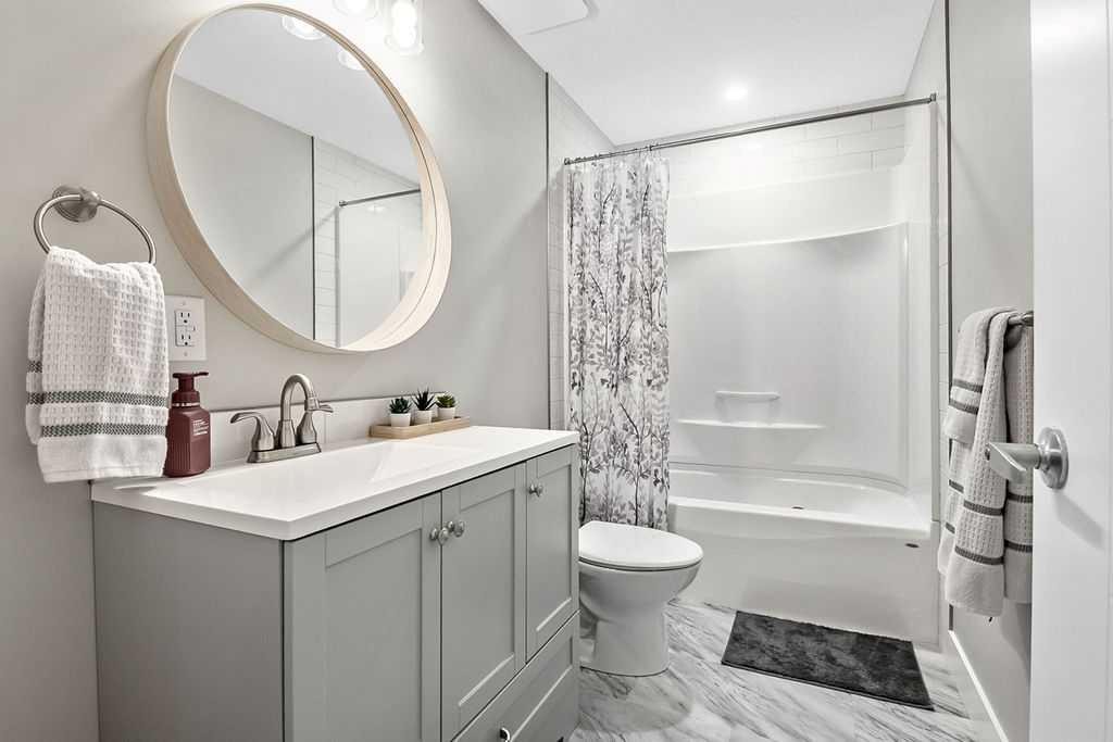 75 Sundown Way, Cochrane, AB - Indoor Photo Showing Bathroom