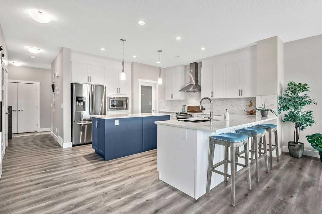 75 Sundown Way, Cochrane, AB - Indoor Photo Showing Kitchen With Upgraded Kitchen